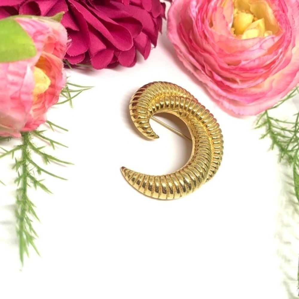 VINTAGE⚜️RARE MONET Curled Golden Brooch - Picture 5 of 13